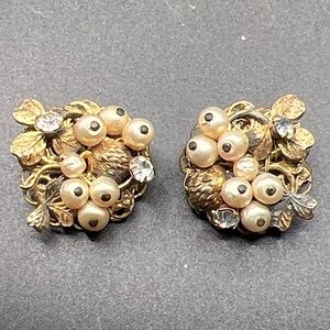 Wow! Demario 1940’s clip on earrings